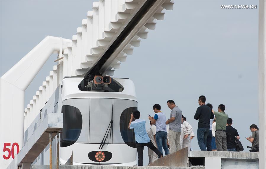 Primeira ferrovia elevada da China completa teste