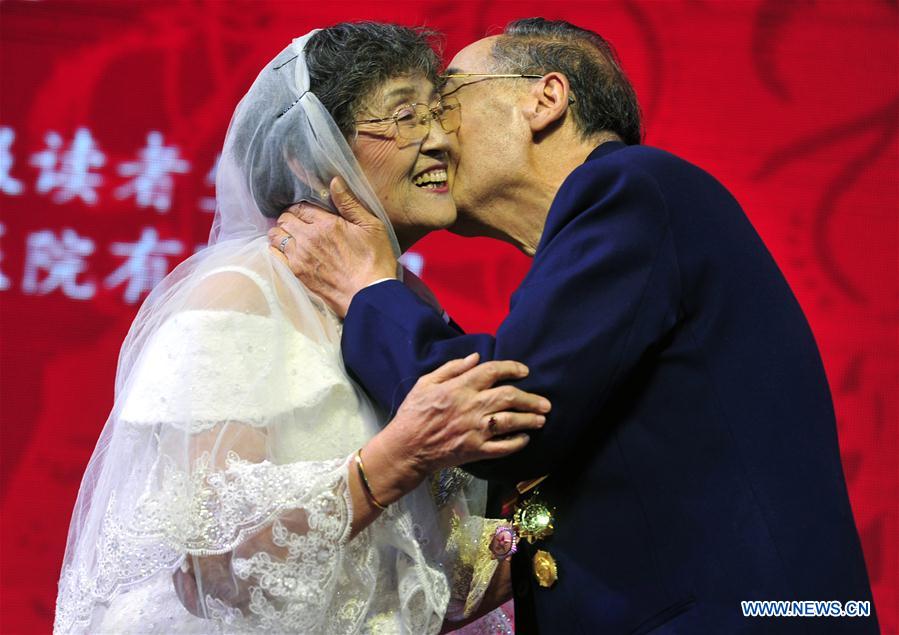 Província de Shandong realiza cerim?nia de bodas de ouro para casais idosos