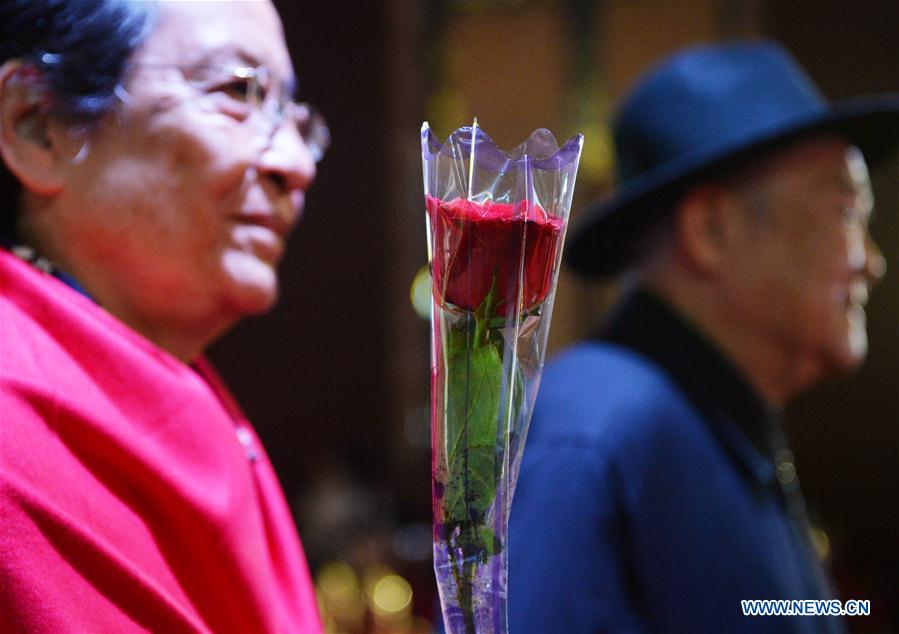 Província de Shandong realiza cerim?nia de bodas de ouro para casais idosos