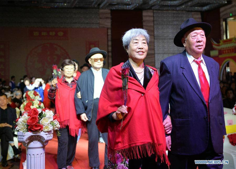 Província de Shandong realiza cerim?nia de bodas de ouro para casais idosos