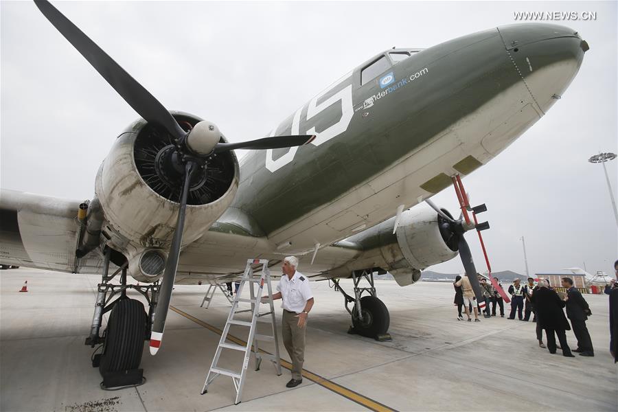 Avi?o de transporte da Segunda Guerra Mundial chega a Kunming
