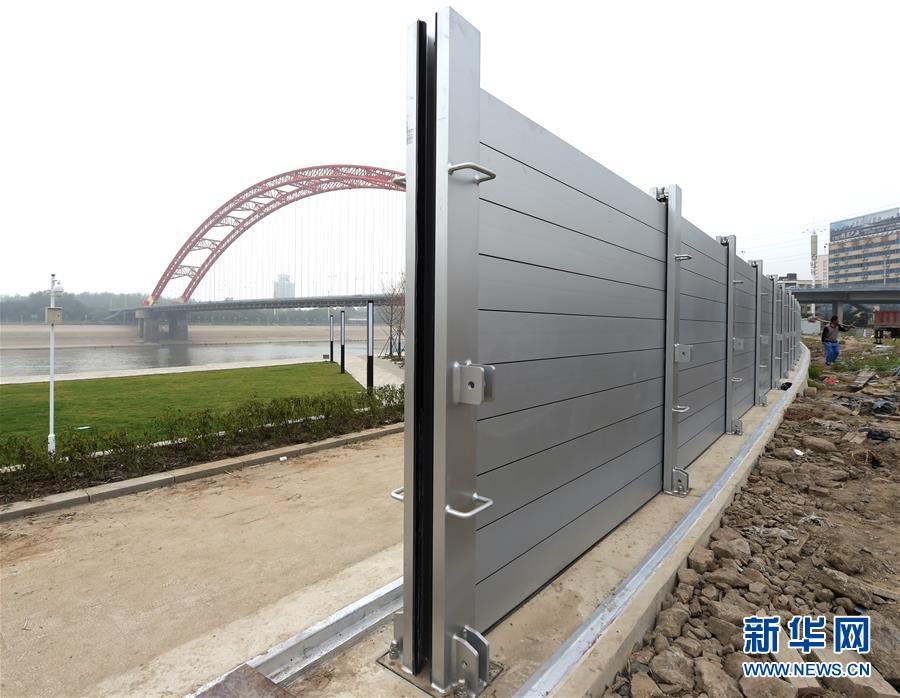 Parede de preven??o de inunda??es construída no centro da China