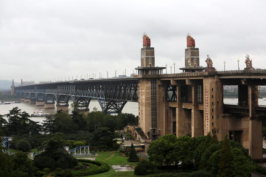 Ponte de 48 anos no rio Yangtzé será submetida a repara??o de grande escala