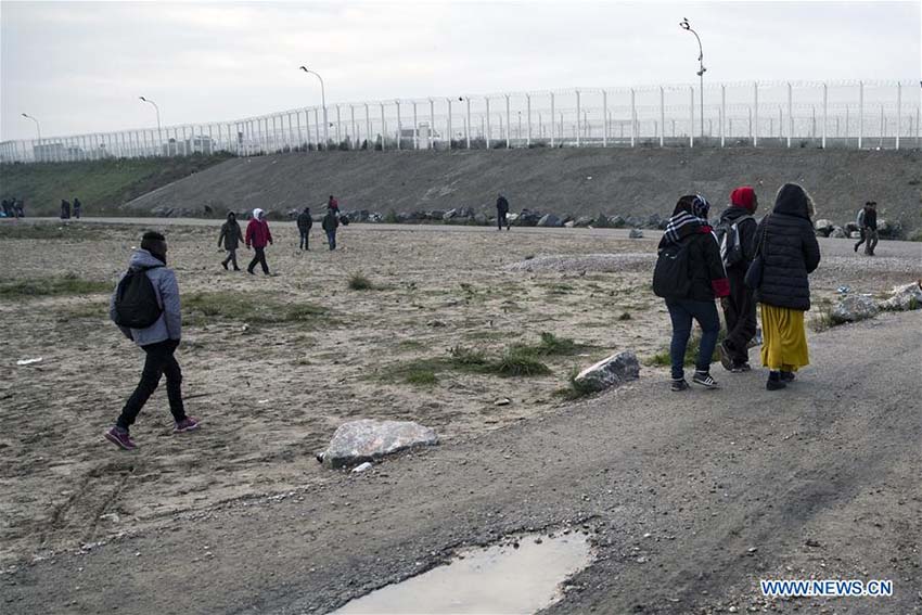 Fran?a inicia evacua??o de campo de refugiados em Calais