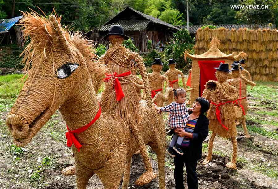 Turistas visitam exposi??o temática dedicada ao espantalho no centro da China