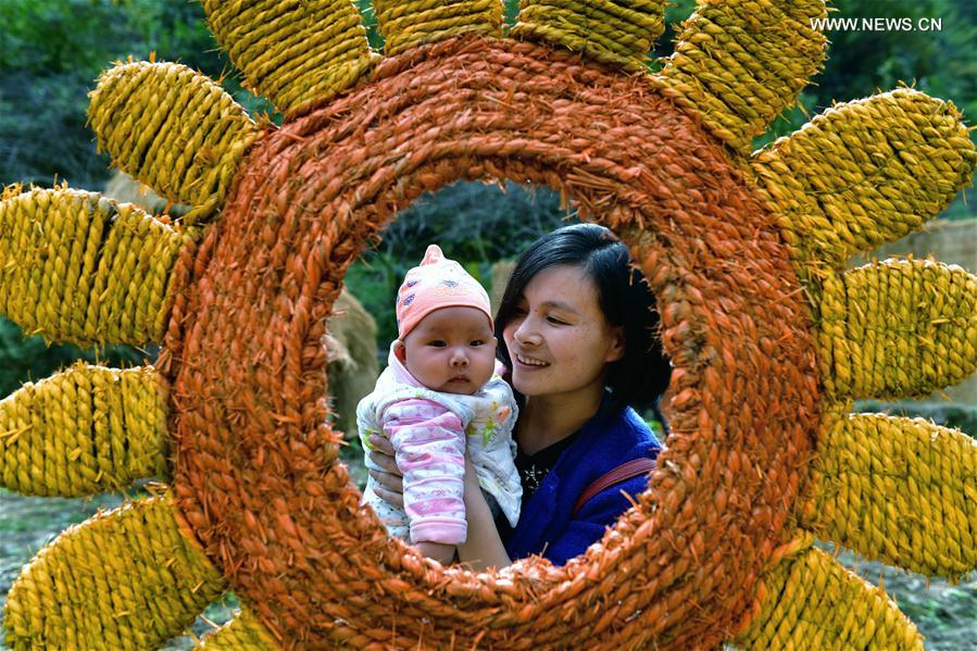 Turistas visitam exposi??o temática dedicada ao espantalho no centro da China