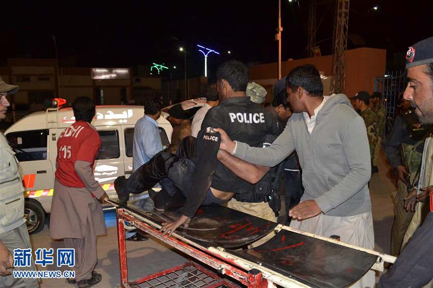 Ataque em escola de polícia no Paquist?o mata 58 pessoas