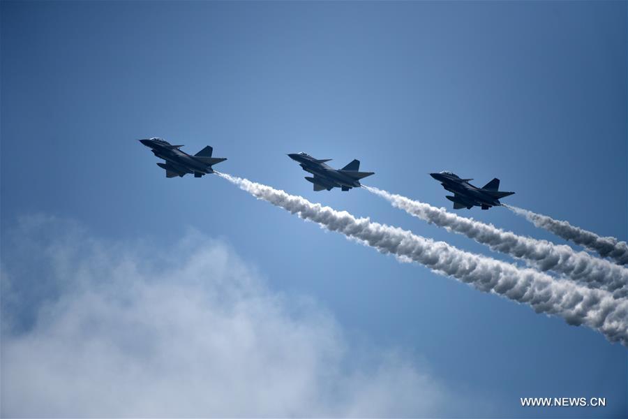 Ca?as J-10 da equipe de acrobacia aérea Bayi chegam ao aeroporto de Zhuhai