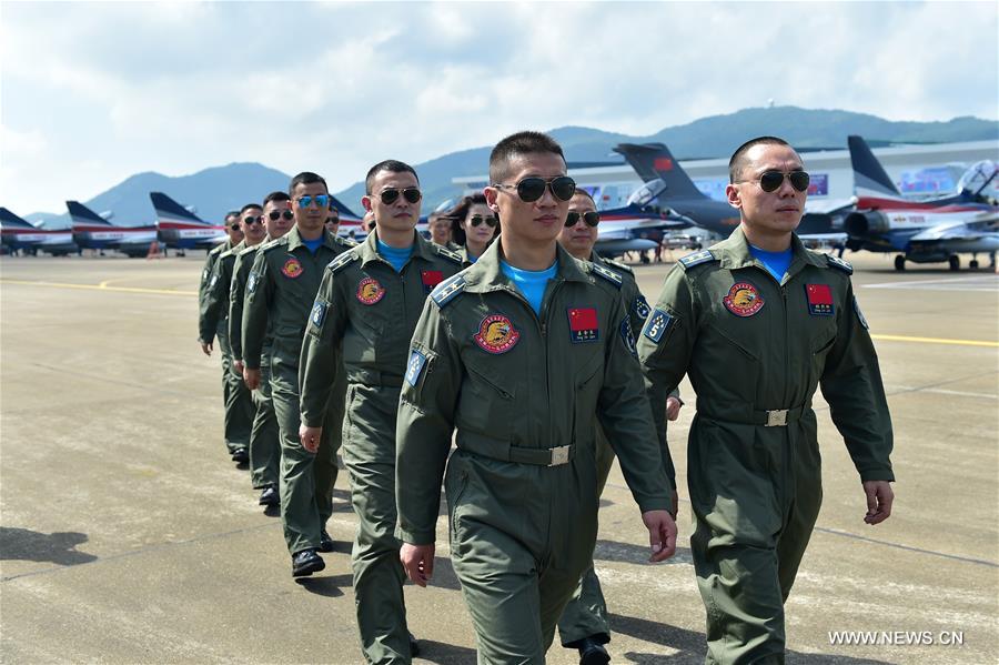 Ca?as J-10 da equipe de acrobacia aérea Bayi chegam ao aeroporto de Zhuhai