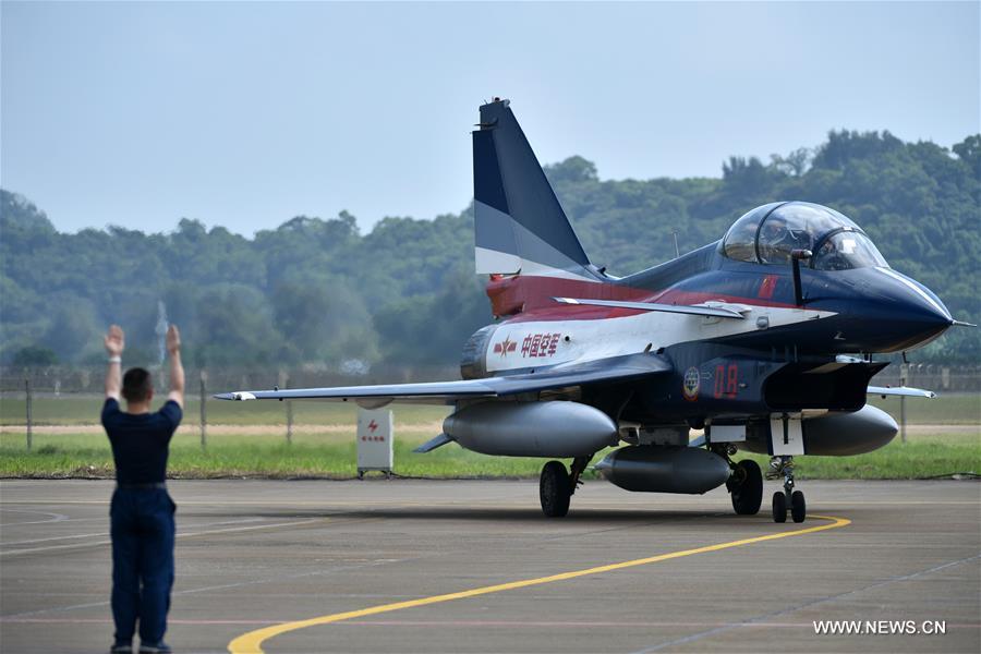 Ca?as J-10 da equipe de acrobacia aérea Bayi chegam ao aeroporto de Zhuhai