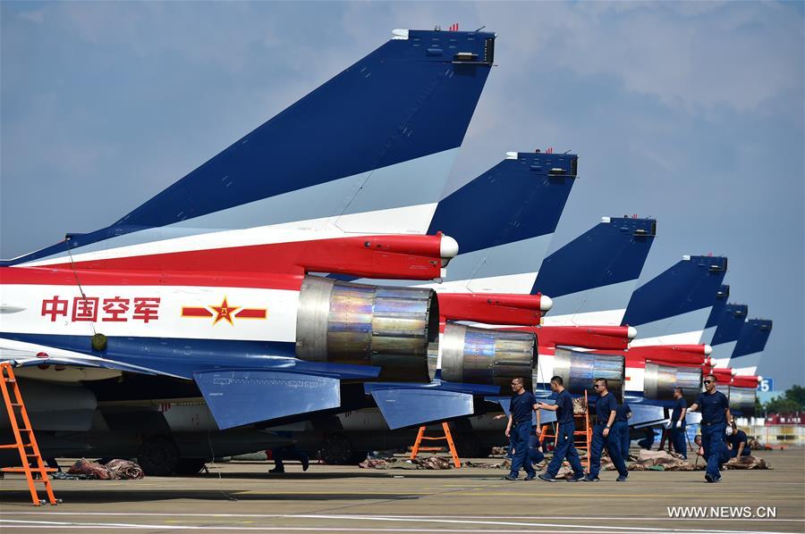Ca?as J-10 da equipe de acrobacia aérea Bayi chegam ao aeroporto de Zhuhai