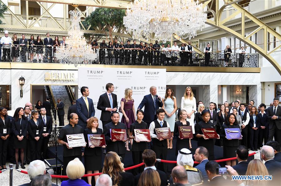 Trump participa da cerim?nia de abertura de hotel em nome próprio