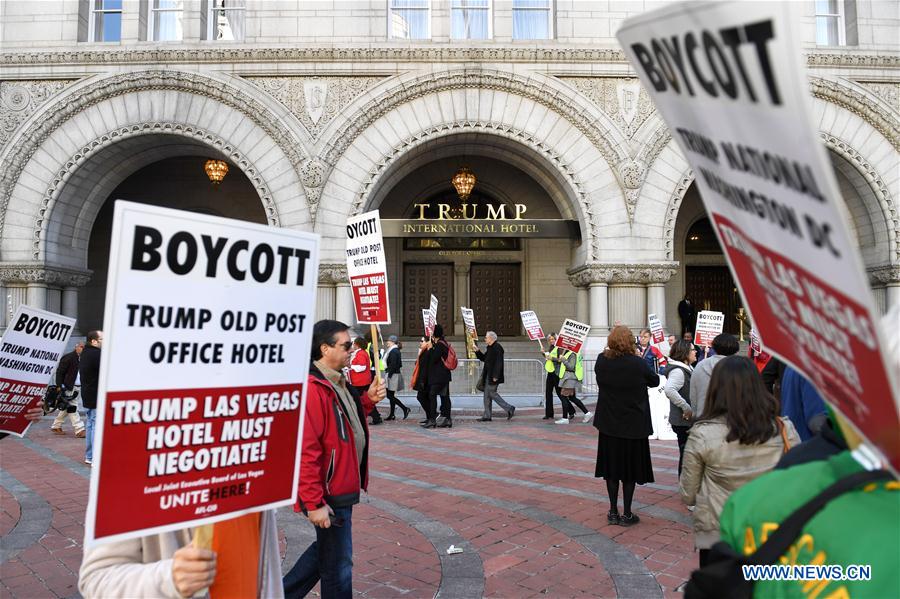 Trump participa da cerim?nia de abertura de hotel em nome próprio