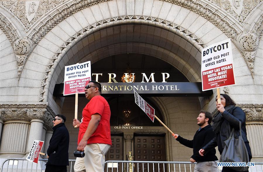 Trump participa da cerim?nia de abertura de hotel em nome próprio