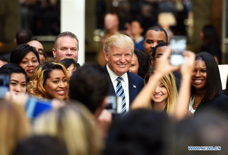Trump participa da cerim?nia de abertura de hotel em nome próprio