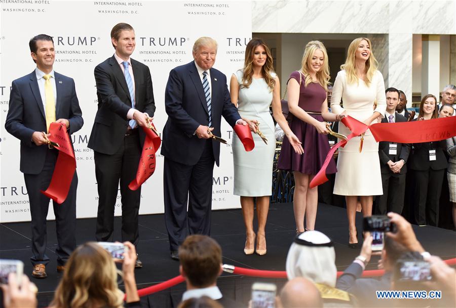 Trump participa da cerim?nia de abertura de hotel em nome próprio