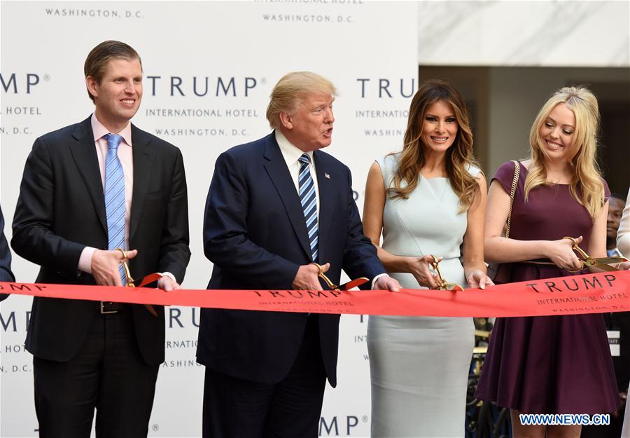 Trump participa da cerim?nia de abertura de hotel em nome próprio