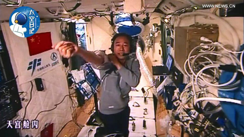 Diário de astronauta chinês no espa?o: vestindo um traje espacial