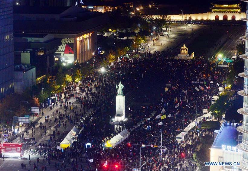 Multid?o participa em manifesta??o pedindo renúncia da presidente sul-coreana