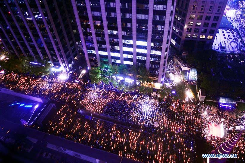 Multid?o participa em manifesta??o pedindo renúncia da presidente sul-coreana