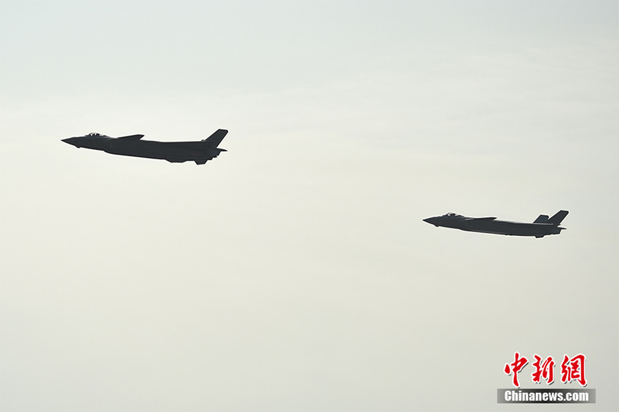 Ca?as J-20 se destacam no Show Aéreo da China