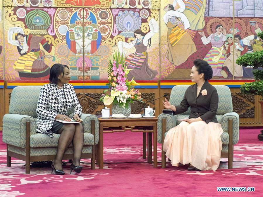Primeira-dama da China apoia projetos de preven??o do HIV/AIDS na áfrica