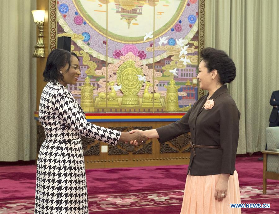 Primeira-dama da China apoia projetos de preven??o do HIV/AIDS na áfrica