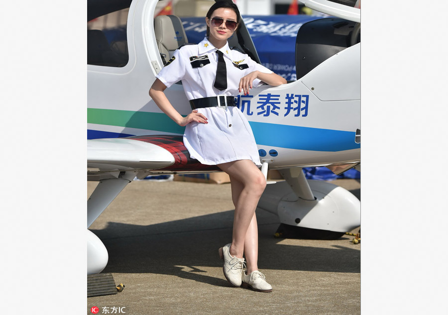 Modelos posam com aeronaves na Exibi??o Internacional de Avia??o e Aeroespa?o da China