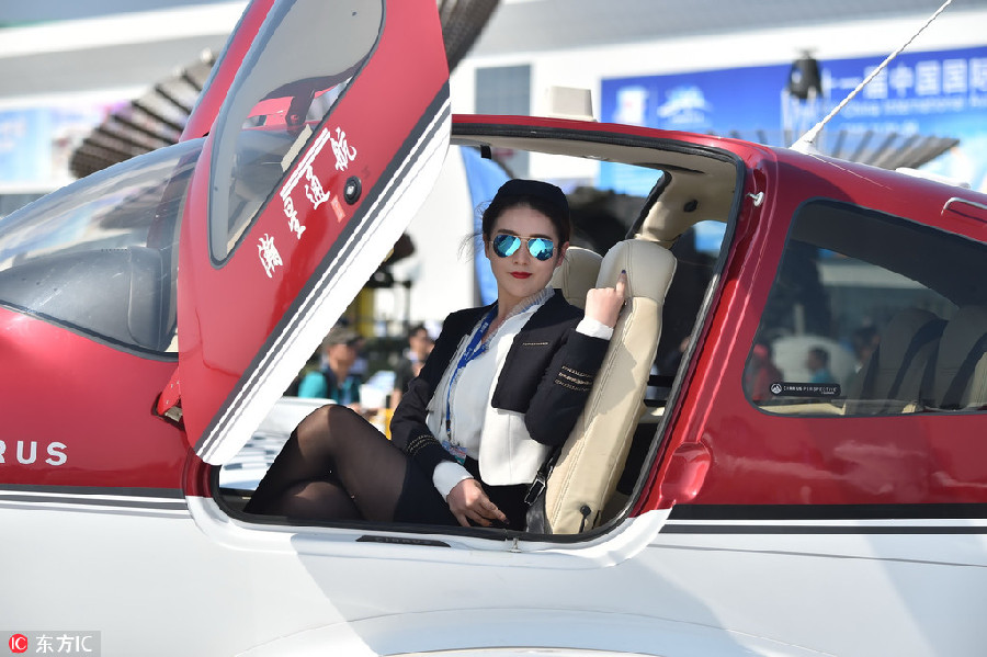 Modelos posam com aeronaves na Exibi??o Internacional de Avia??o e Aeroespa?o da China