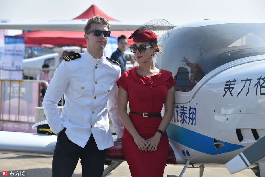 Modelos posam com aeronaves na Exibi??o Internacional de Avia??o e Aeroespa?o da China