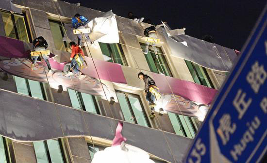 Decora??o na fachada de loja de bolos em Shanghai causa controvérsia