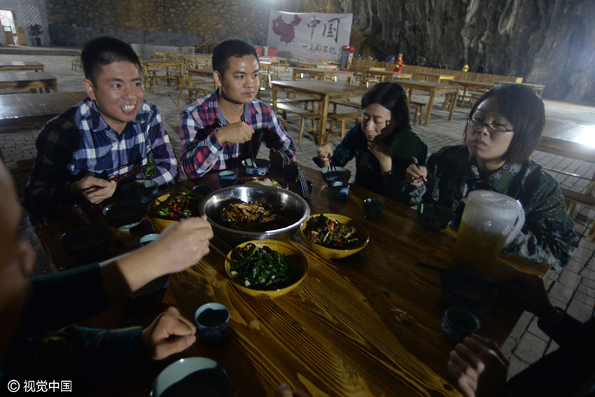 Alde?o da província de Hunan constrói restaurante em caverna