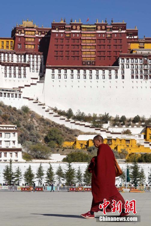 Palácio Potala decorado para celebra??o de feriado budista 