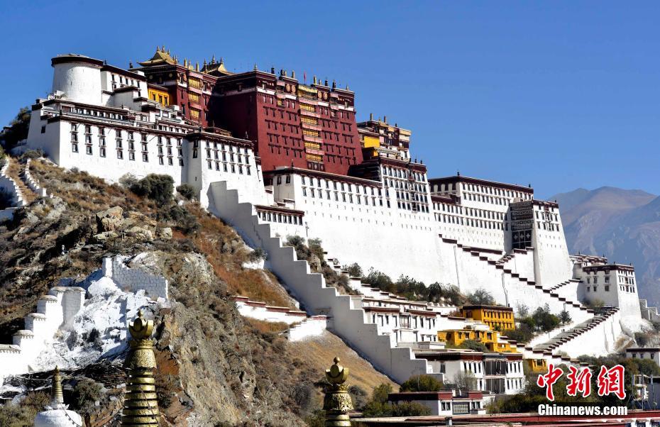 Palácio Potala decorado para celebra??o de feriado budista 