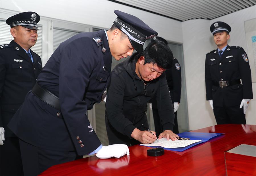 Fugitivo incluso em lista vermelha da Interpol regressa à China