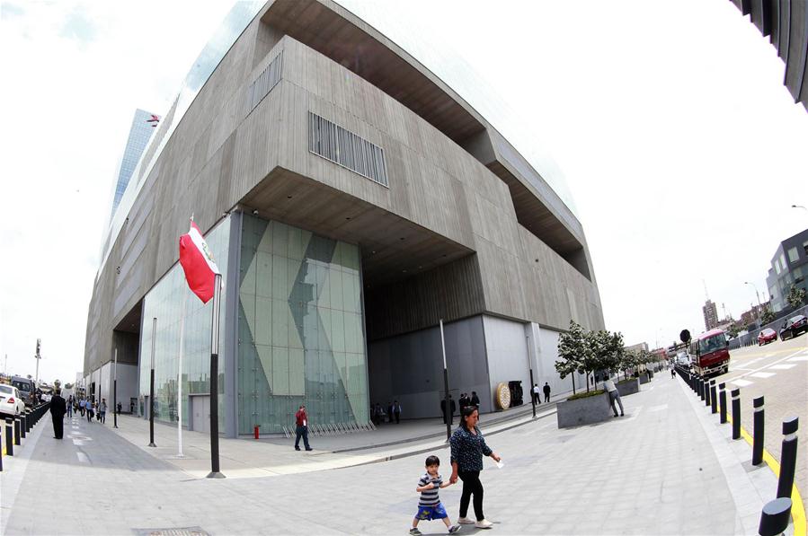 Vista do Centro de Conven??es de Lima, onde se realizam os preparativos para a XXIV Reuni?o de Líderes Econ?micos do Fórum de Coopera??o Econ?mica ásia-Pacífico (APEC, em inglês), em Lima, capital do Peru, em 13 de novembro de 2016. A XXIV Reuni?o de Líderes Econ?micos do Fórum de Coopera??o Econ?mica ásia-Pacífico (APEC, em inglês), que se realizará na capital peruana a partir desta segunda-feira, dia 14, e até ao domingo, dia 20 de novembro, tem como ideias centrais "Crescimento de Qualidade e Desenvolvimento Humano". (Xinhua/Jhony Laurente/ANDINA)