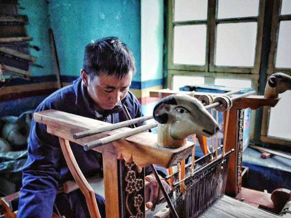 Passado e futuro: Vestes tradicionais tibetanas com um toque de design atual