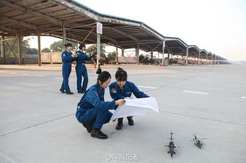 Primeiras pilotos femininas prontas para servir no esquadr?o de helicópteros de ataque da China