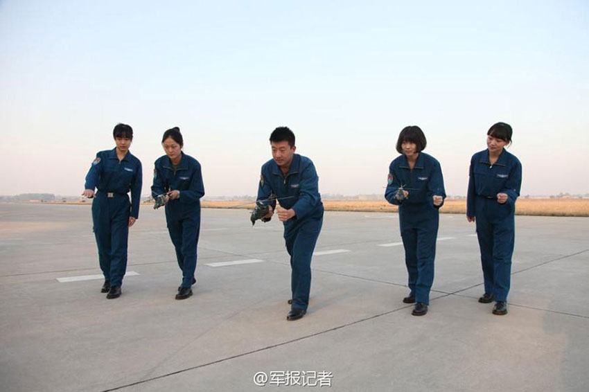 Primeiras pilotos femininas prontas para servir no esquadr?o de helicópteros de ataque da China