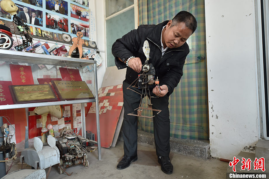 Camponês chinês fabrica 63 rob?s em 30 anos