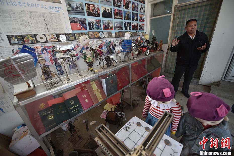 Camponês chinês fabrica 63 rob?s em 30 anos