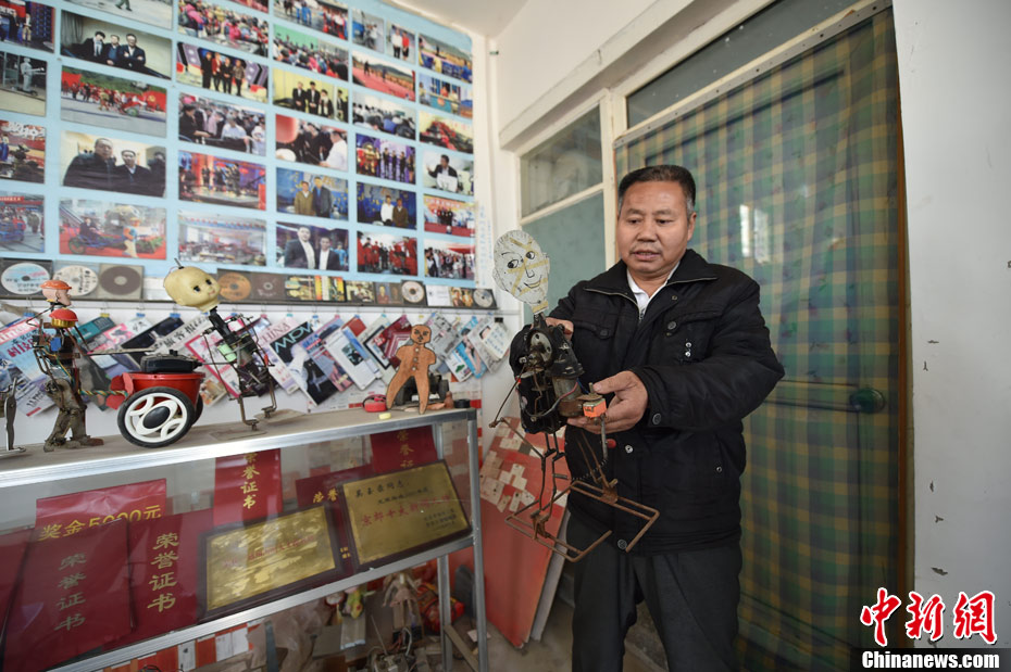 Camponês chinês fabrica 63 rob?s em 30 anos