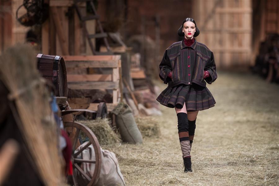 Desfile de moda da Cole??o Primavera/Ver?o de 2017 é realizado na Lituania