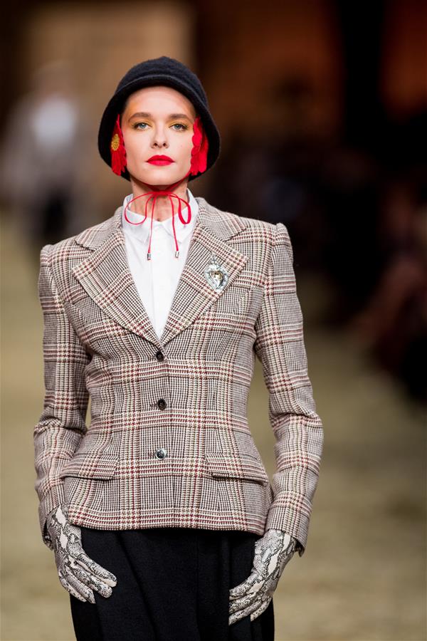 Desfile de moda da Cole??o Primavera/Ver?o de 2017 é realizado na Lituania