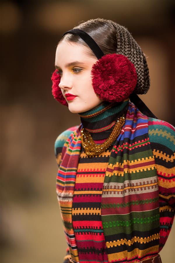 Desfile de moda da Cole??o Primavera/Ver?o de 2017 é realizado na Lituania