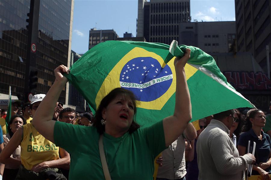 Manifestantes participam de protesto a favor da investiga??o sobre a maior rede de corrup??o da história do Brasil