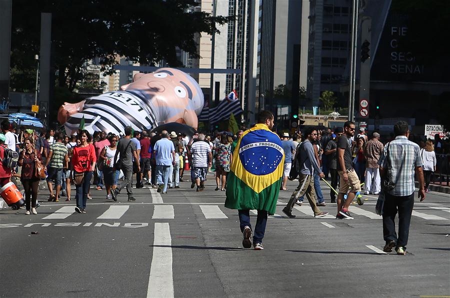 Manifestantes participam de protesto a favor da investiga??o sobre a maior rede de corrup??o da história do Brasil