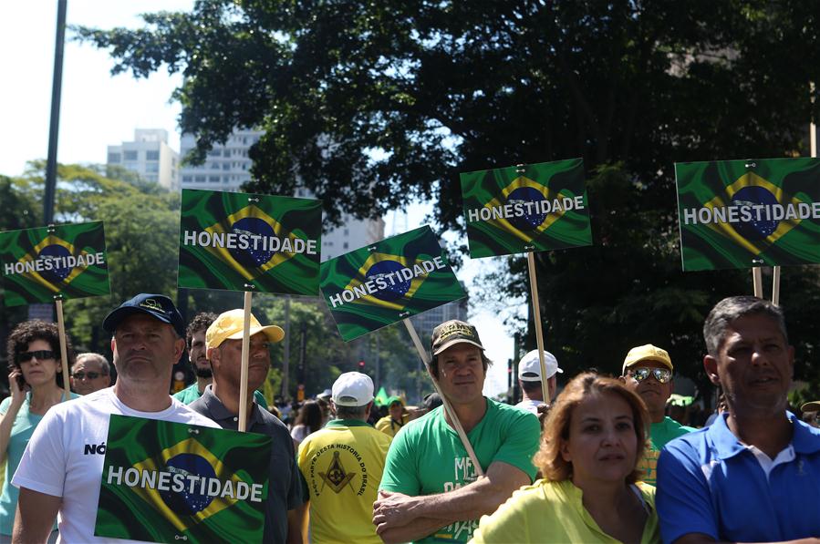 Manifestantes participam de protesto a favor da investiga??o sobre a maior rede de corrup??o da história do Brasil