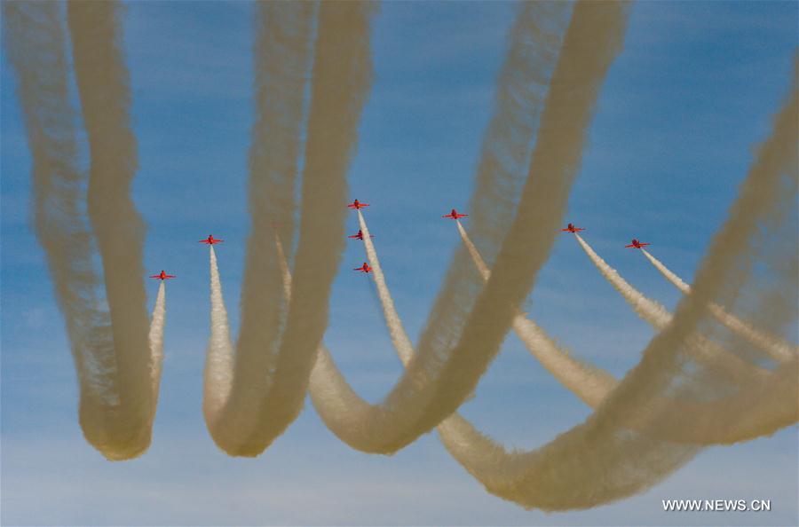 Red Arrows da For?a Aérea Real Britanica realizam show na Cidade do Kuwait