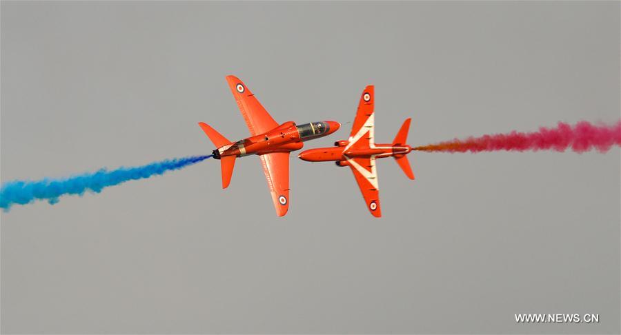 Red Arrows da For?a Aérea Real Britanica realizam show na Cidade do Kuwait
